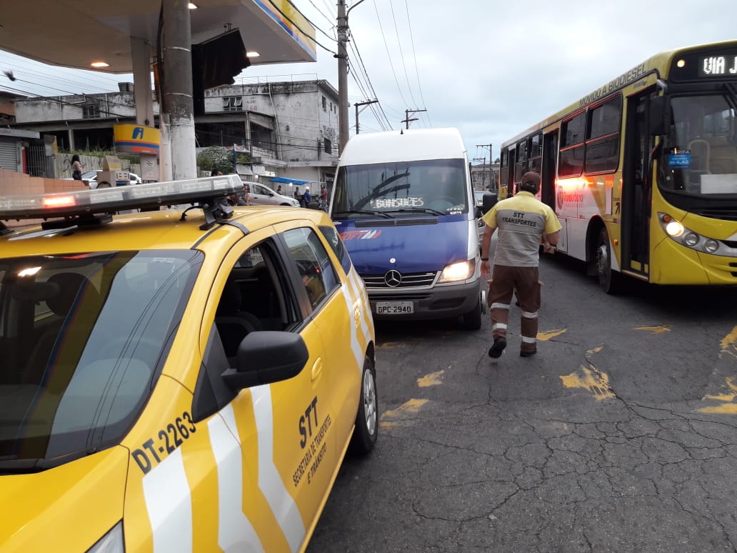 Prefeitura apreende veículo por transporte clandestino de passageiros no  aeroporto